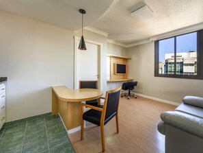 Escritorio, cortinas blackout, cunas gratuitas y wifi gratis 
