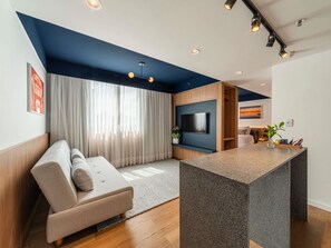 Escritorio, cortinas blackout, cunas gratuitas y wifi gratis