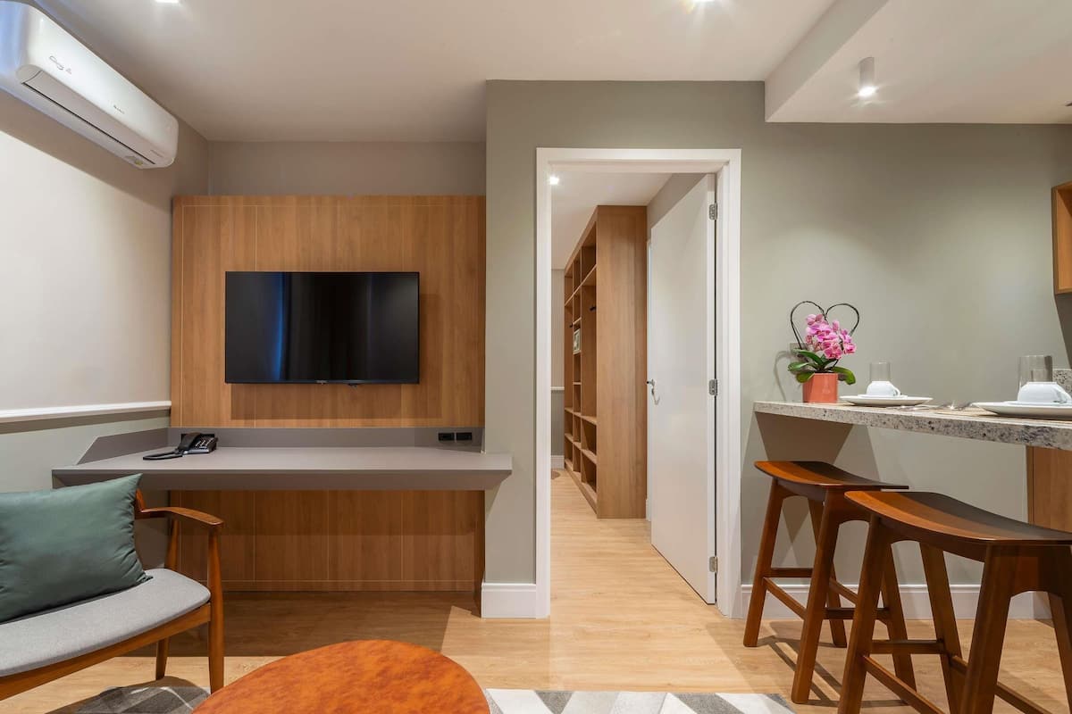 Escritorio, cortinas blackout, cunas gratuitas y wifi gratis