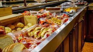 Buffet com diversos tipos de comida e uma caixa de madeira.