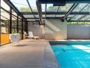 Una piscina cubierta