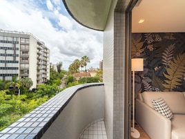 Suite junior, 1 cama doble, balcón | Escritorio, cortinas opacas, cunas gratuitas y wifi gratis