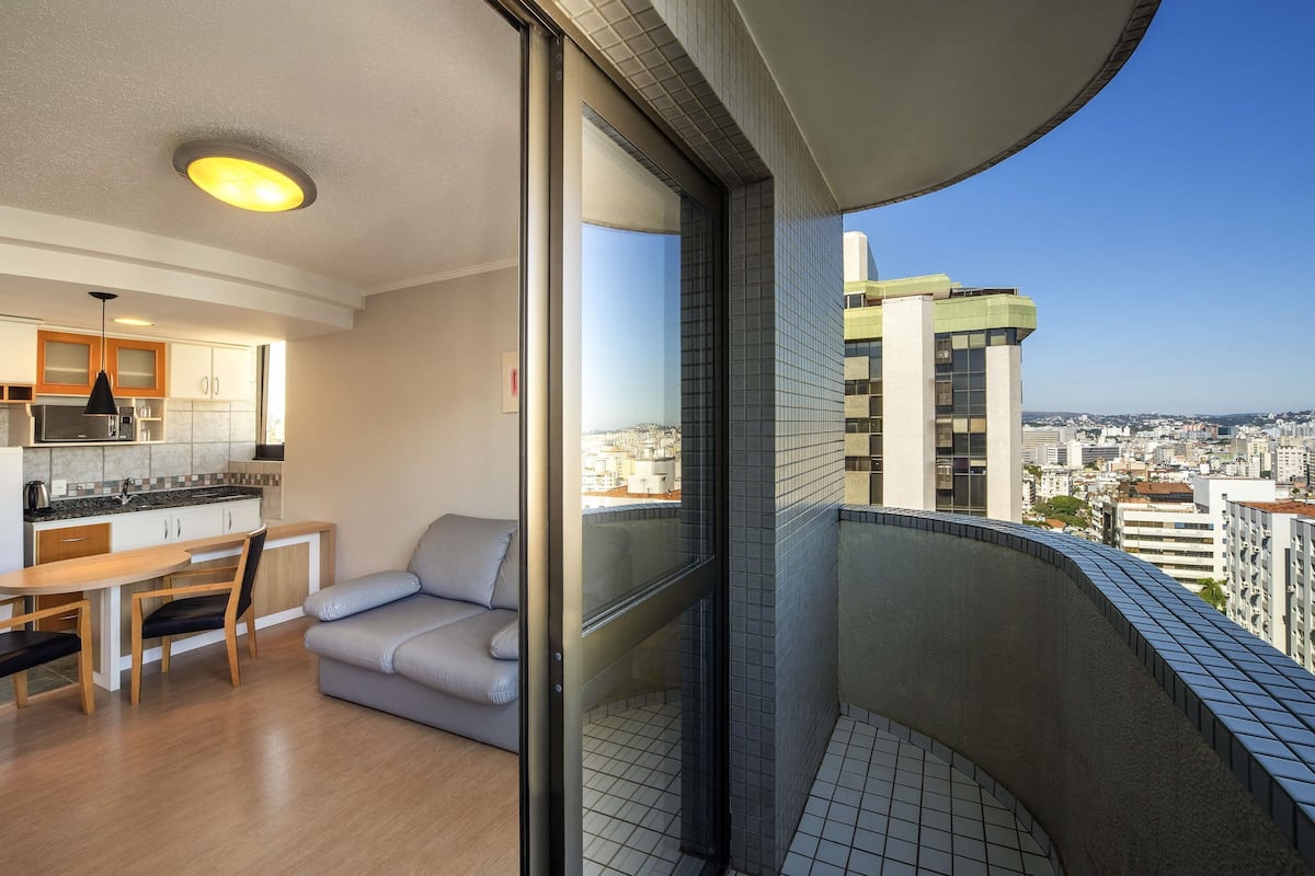 Escritorio, cortinas blackout, cunas gratuitas y wifi gratis