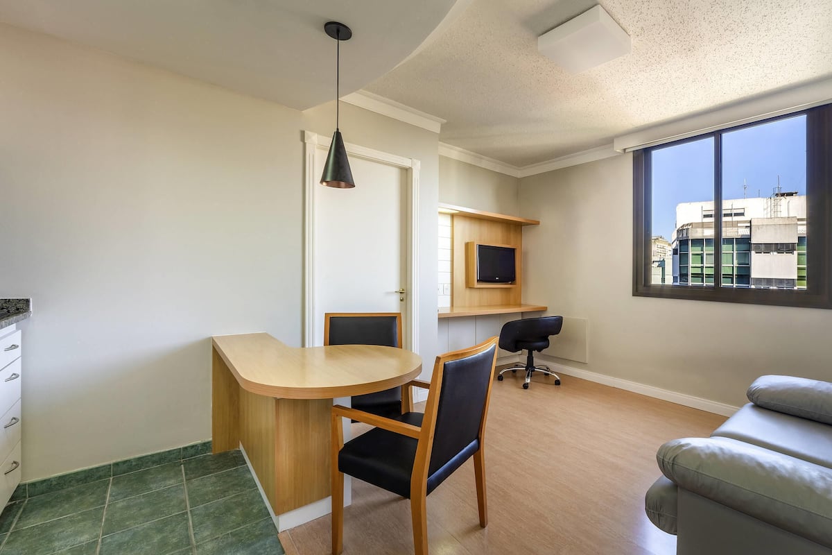 Apartamento superior, 1 cama de casal e sofá-cama | Escrivaninha, cortinas blackout, berços grátis, Wi-Fi de cortesia
