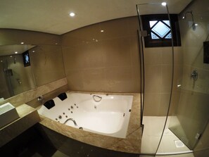 Bañera de hidromasaje interior