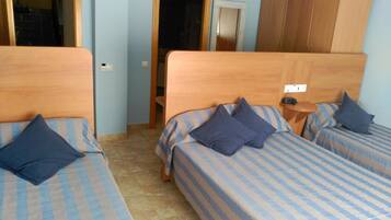 Quadruple Room | In-room safe, desk, cots/infant beds, free WiFi