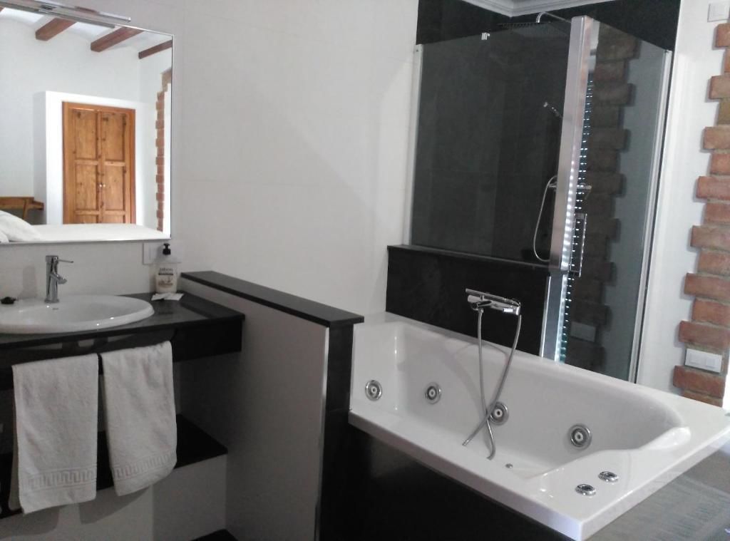 Habitación doble superior | Baño | Artículos de higiene personal gratuitos, secador de pelo y toallas