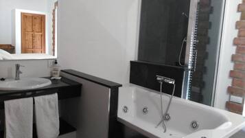 Habitación doble superior | Baño | Artículos de higiene personal gratuitos, secador de pelo y toallas