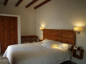 Habitación doble superior | Caja de seguridad en la habitación, escritorio, cunas y wifi gratis