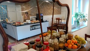 Un comedor con barra libre, que incluye diversos alimentos y condimentos.