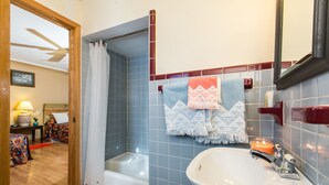 Un bagno con una vasca, un lavandino e una doccia.