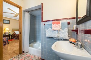 Un baño con bañera, lavabo y ducha.