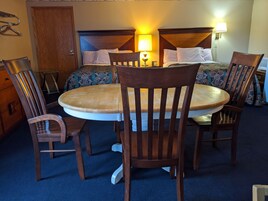 家庭开间套房, 厨房 | 客房内保险箱、遮光窗帘、熨斗/熨板、免费 WiFi