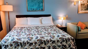 Kamar Single Standar, 1 Tempat Tidur King dengan tempat tidur Sofa | Brankas, tirai kedap cahaya, setrika/meja setrika, dan Wi-Fi gratis