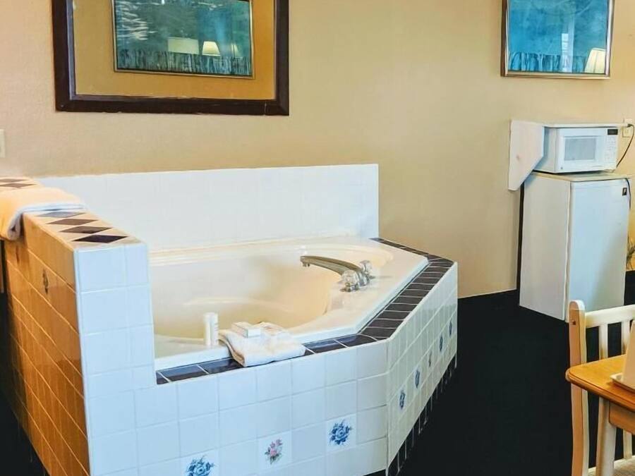 Premium Studio Suite, Jetted Tub | In-room safe, blackout curtains, iron/ironing board, free WiFi