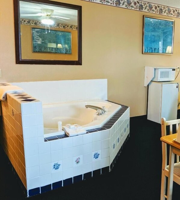 Premium Studio Suite, Jetted Tub | In-room safe, blackout drapes, iron/ironing board, free WiFi - Executive Inn Thomson (Thomson)