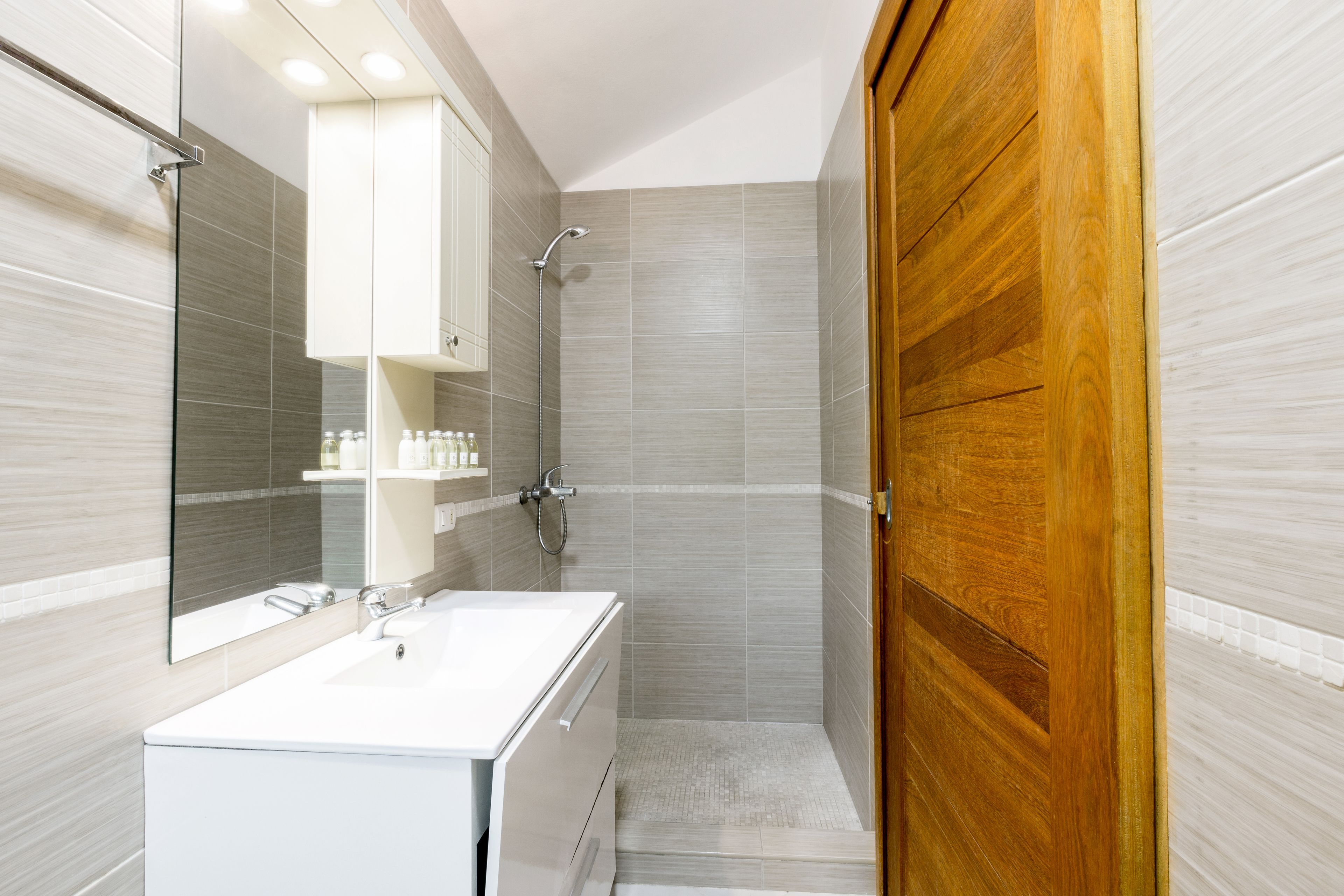 deluxe penthouse, 2 bedrooms, garden view, executive level | bathroom | shower, free toiletries, hair dryer, towels