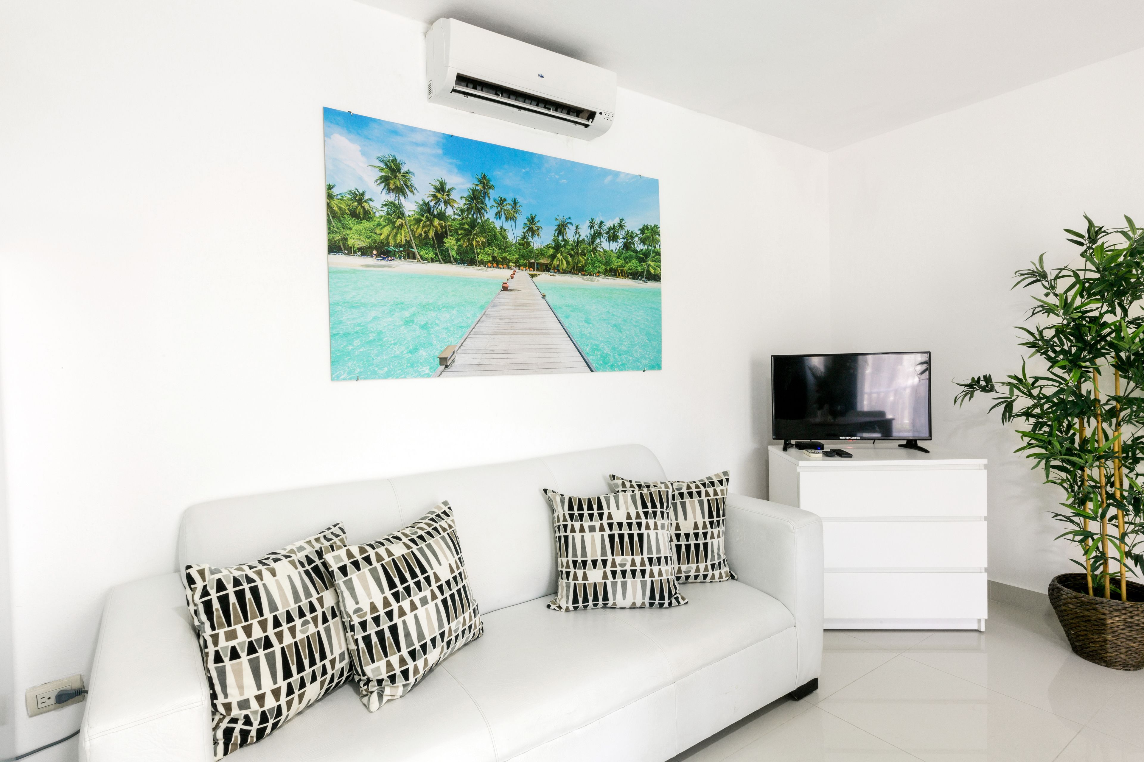 deluxe studio suite, 1 queen bed, pool view, garden area | 1 bedroom, in-room safe, desk, laptop workspace