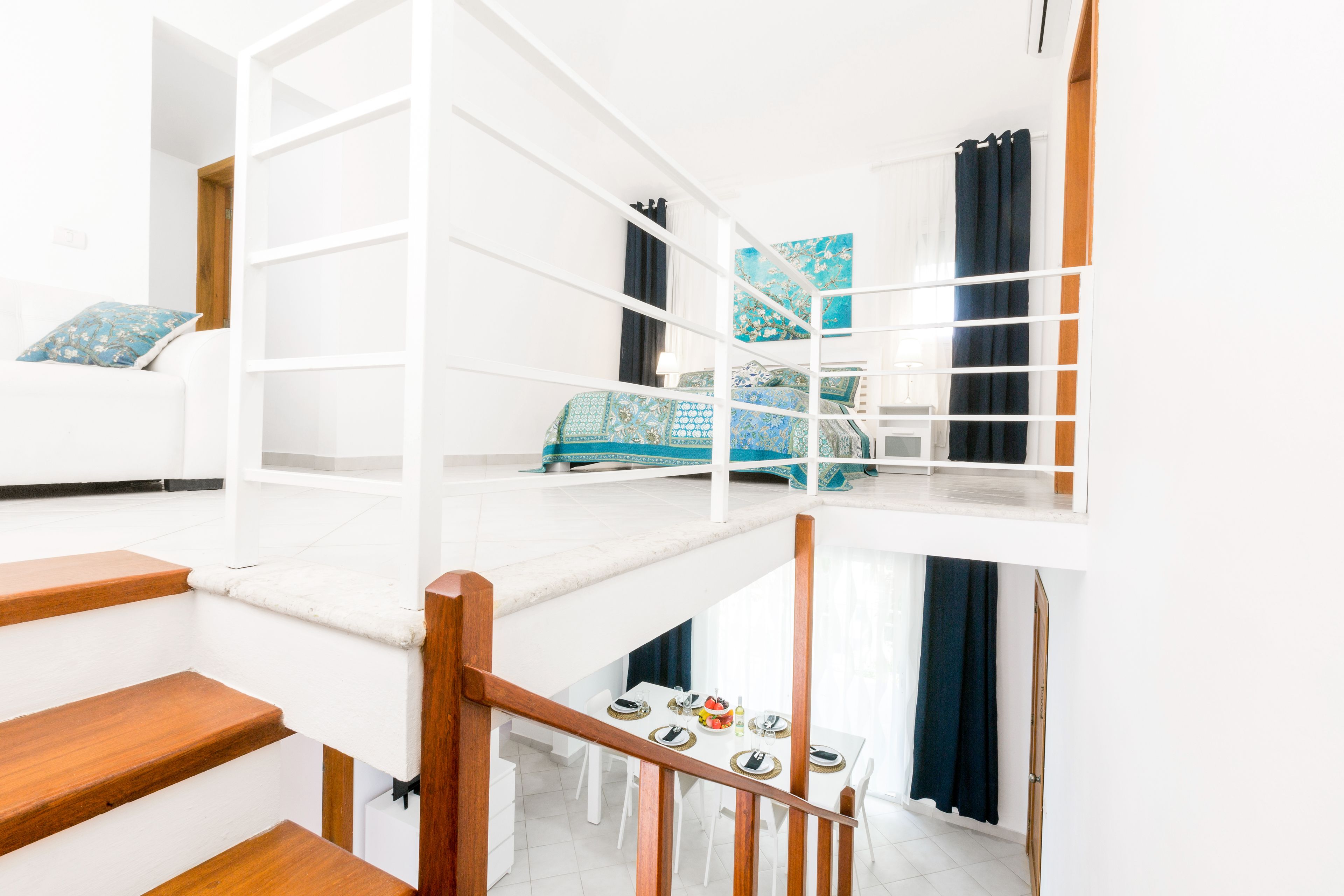 deluxe penthouse, 2 bedrooms, garden view, executive level | living area | flat-screen tv