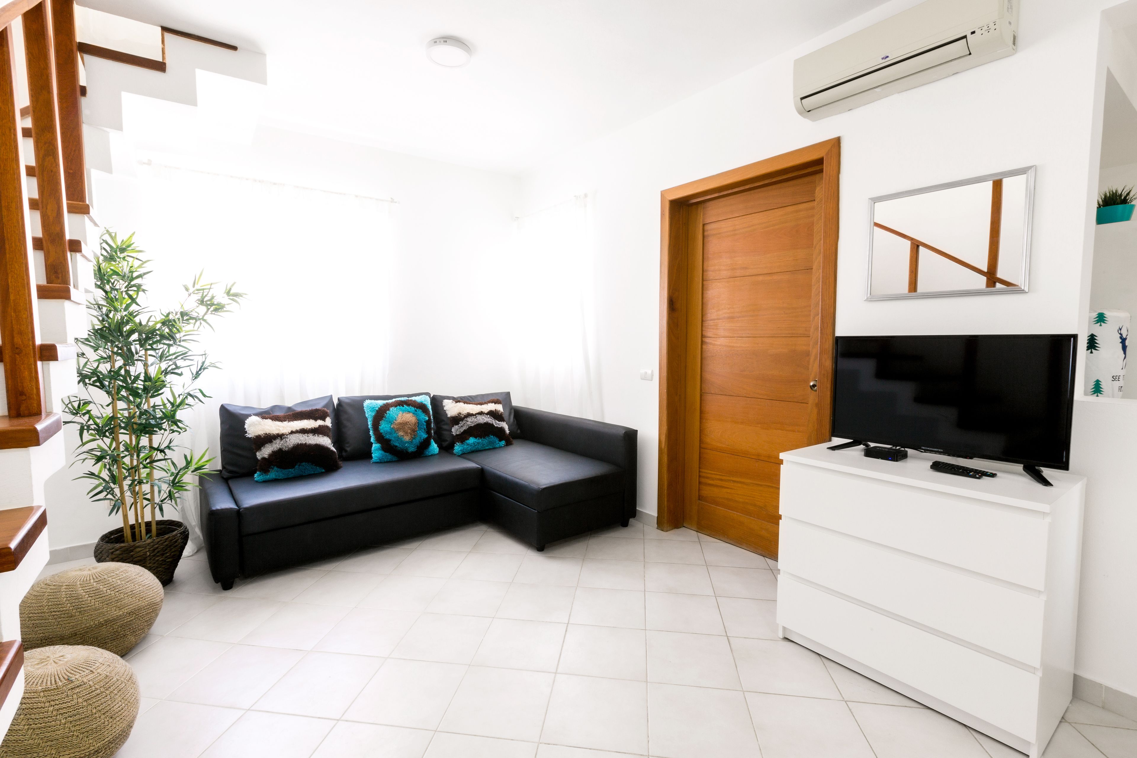 deluxe penthouse, 2 bedrooms, garden view, executive level | living area | flat-screen tv