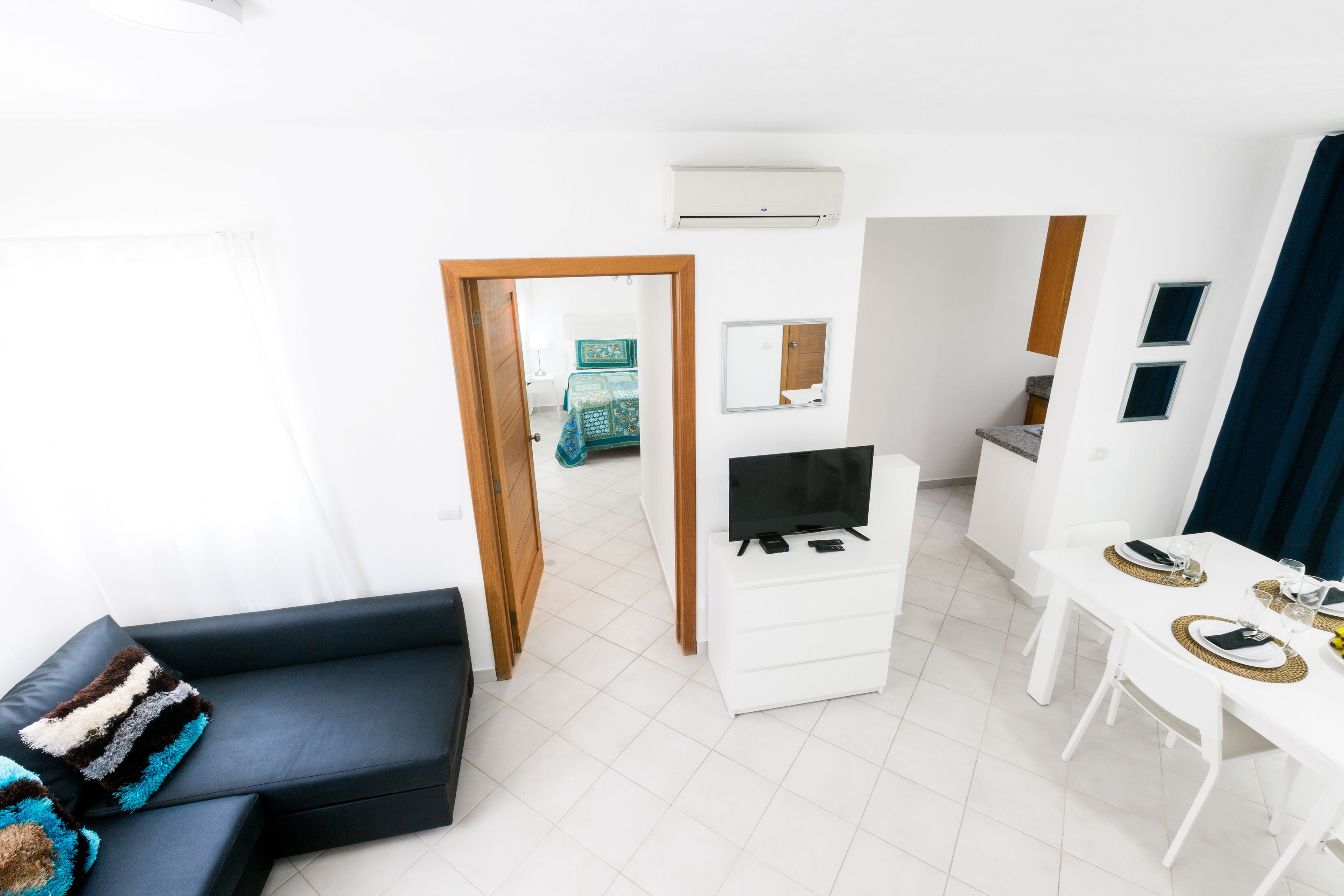 deluxe penthouse, 2 bedrooms, garden view, executive level | living room | flat-screen tv