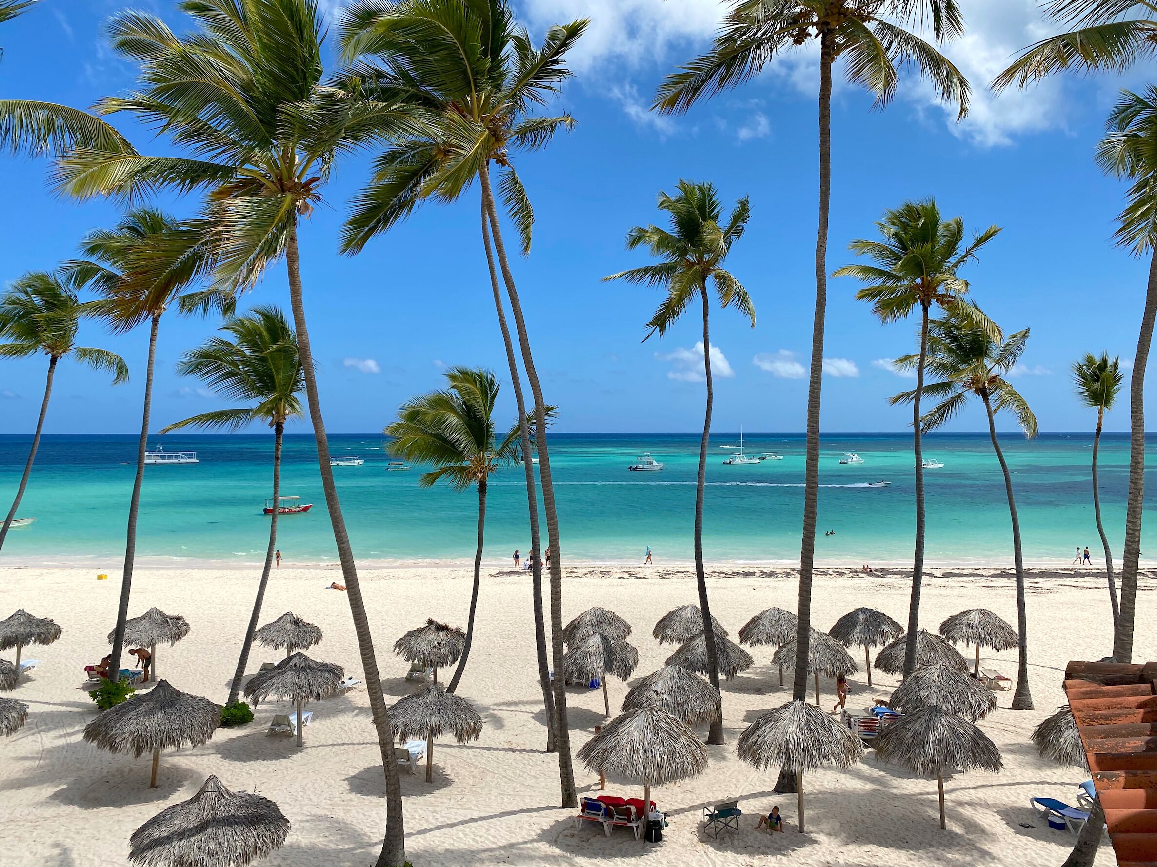 beach nearby, white sand, sun-loungers, beach towels