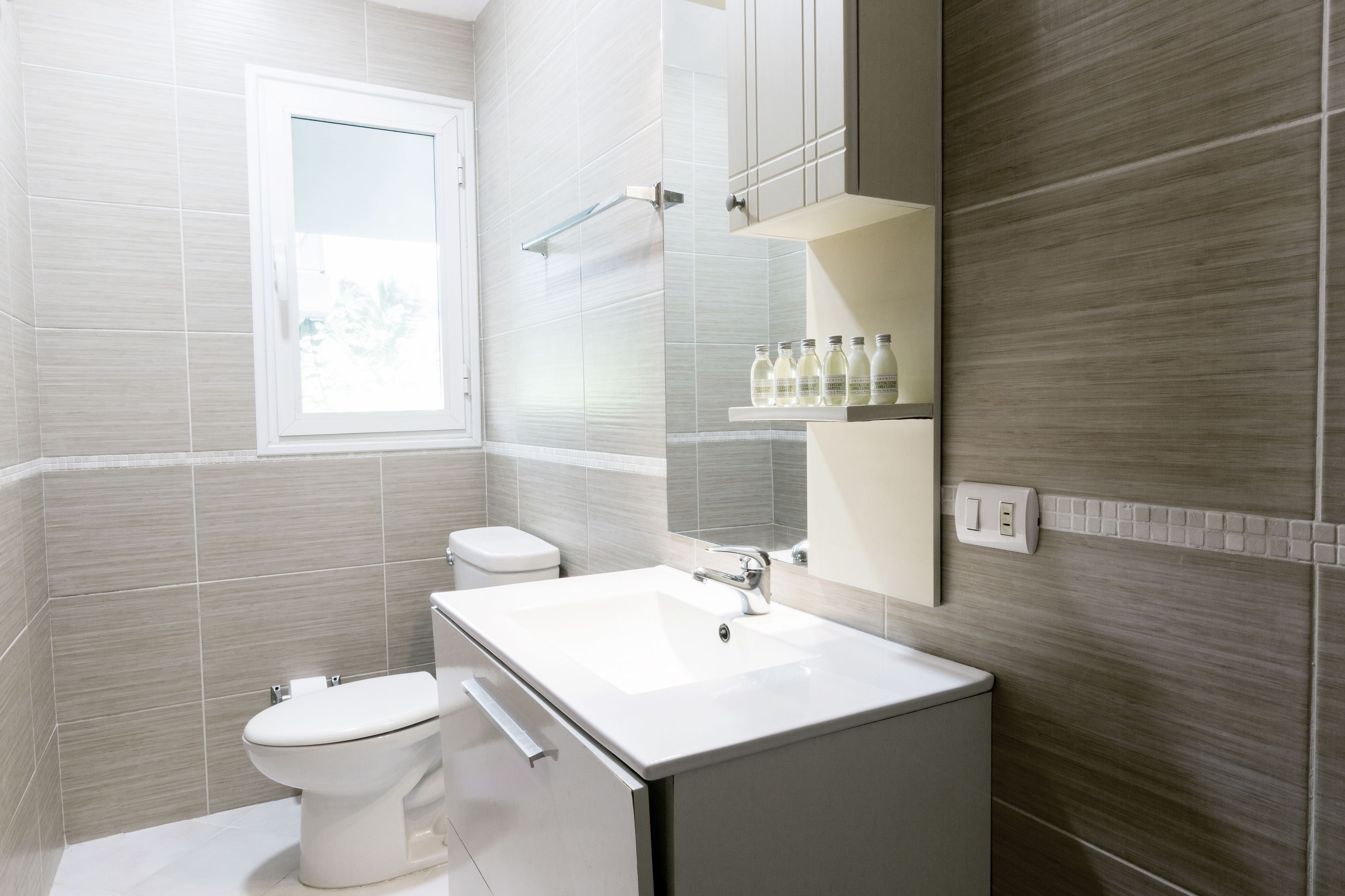 deluxe penthouse, 2 bedrooms, garden view, executive level | bathroom | shower, free toiletries, hair dryer, towels