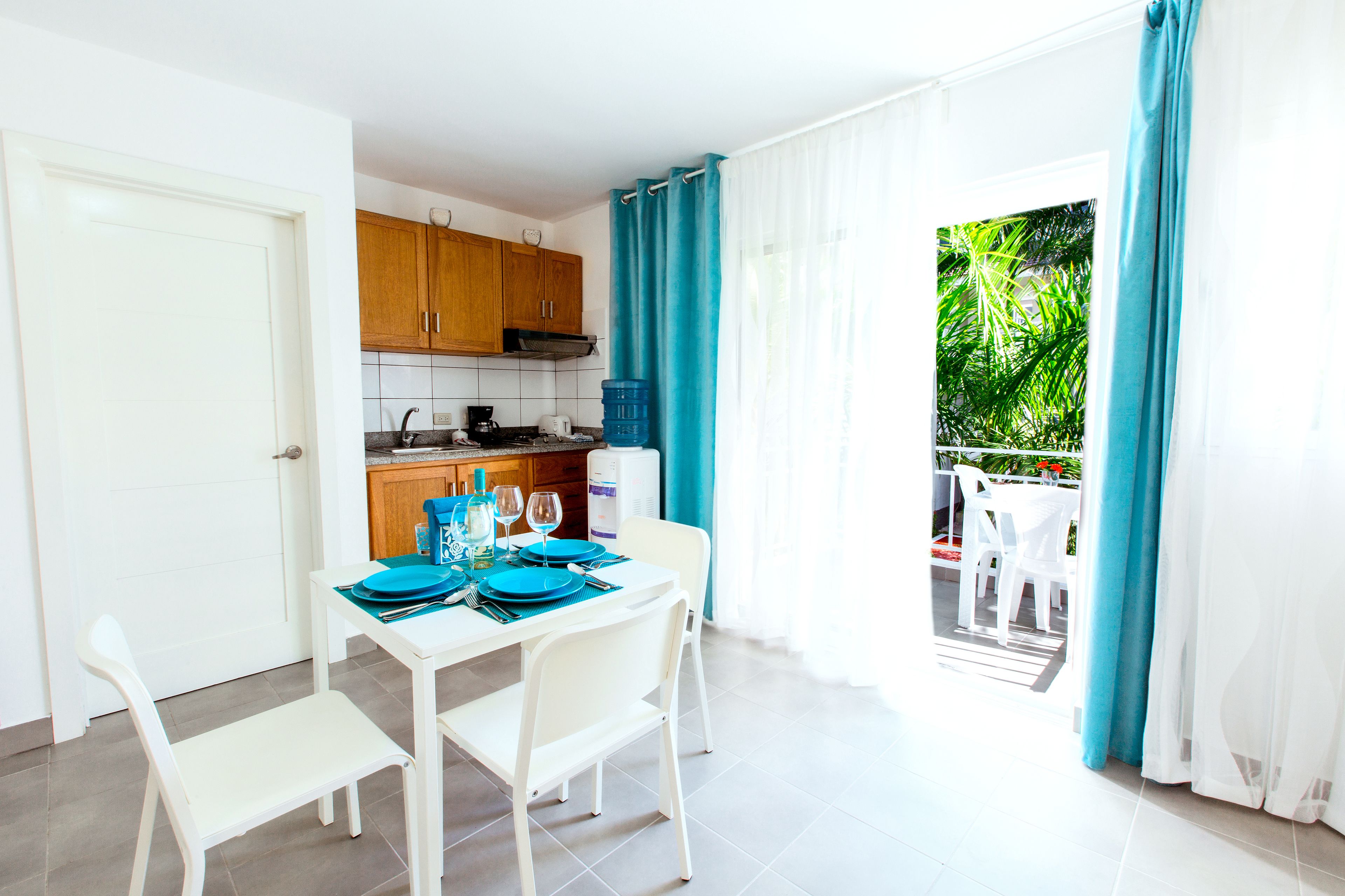deluxe studio, 1 bedroom, garden view, poolside | in-room dining