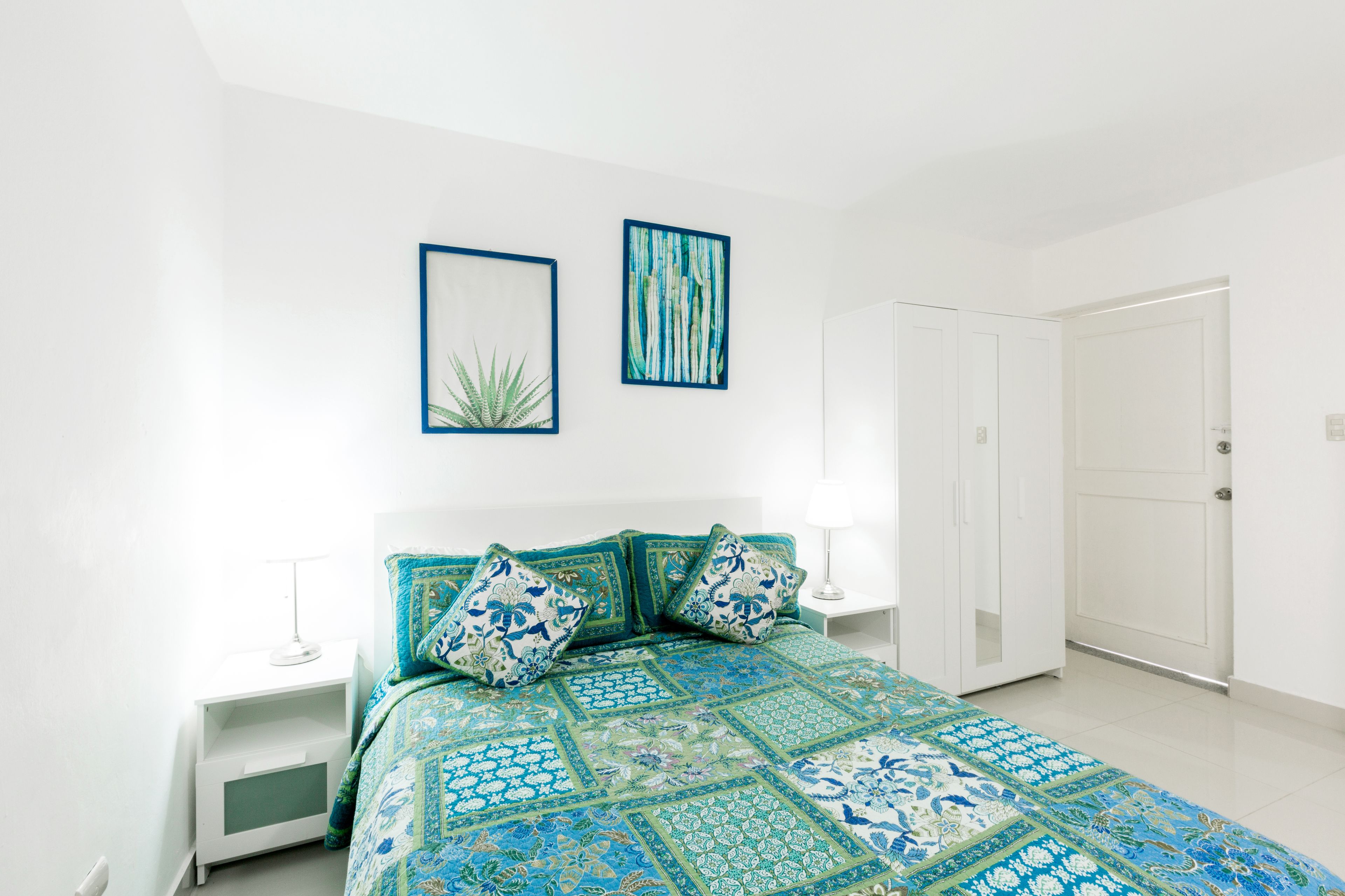 deluxe studio suite, 1 queen bed, pool view, garden area | 1 bedroom, in-room safe, desk, laptop workspace