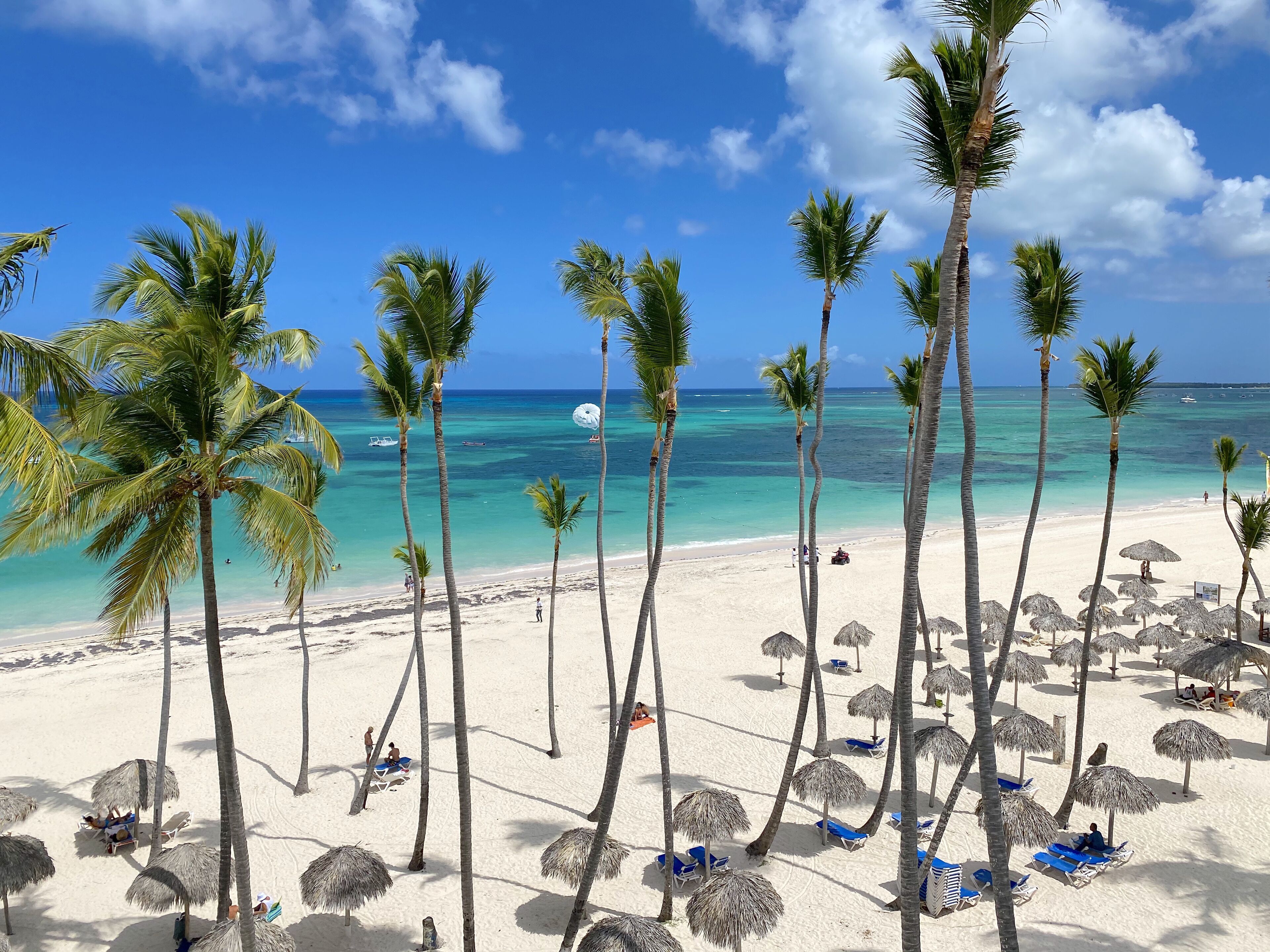 beach nearby, white sand, sun-loungers, beach towels