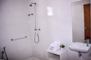 Ducha, artículos de tocador gratuitos, toallas