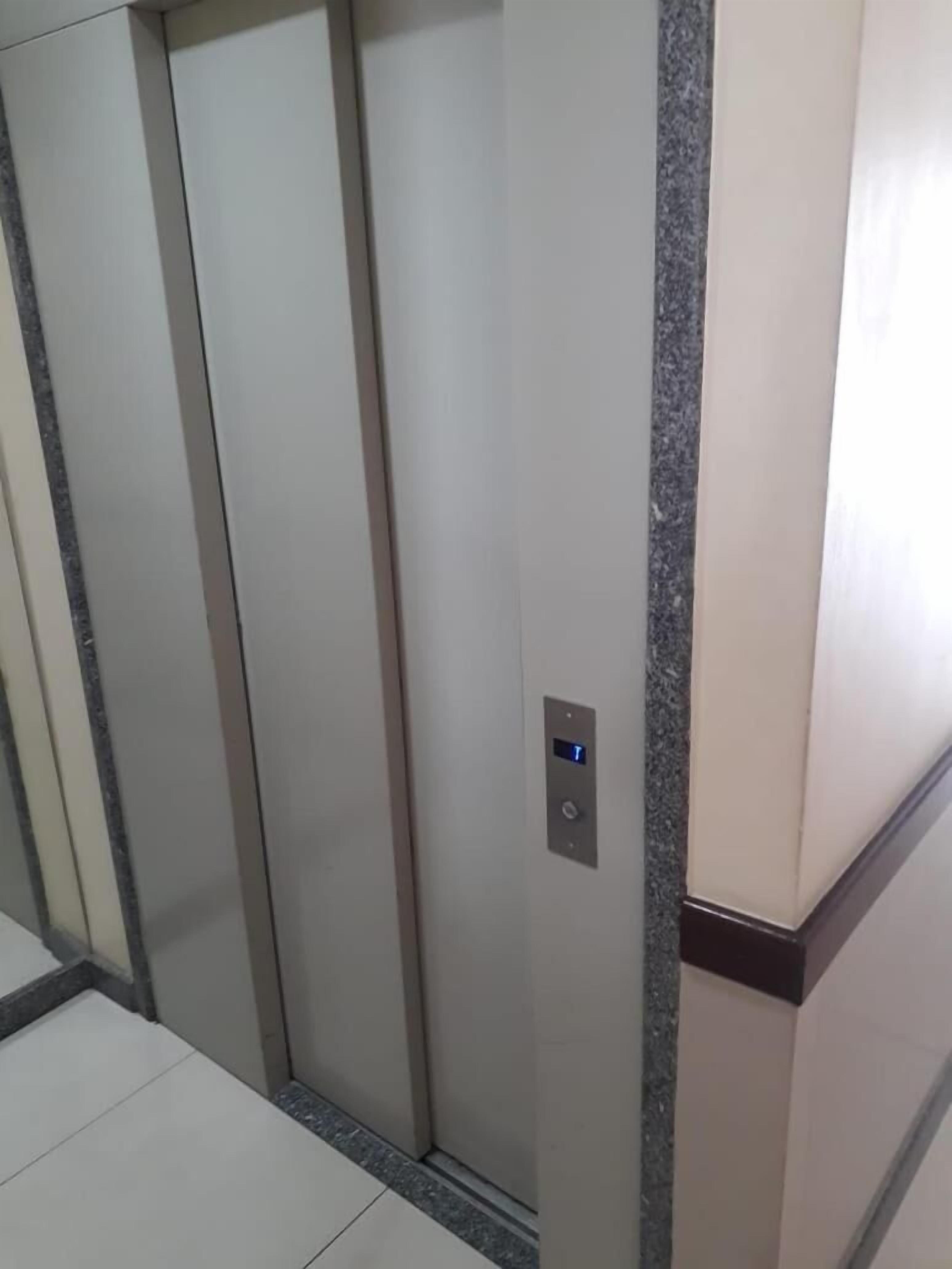 تجهيزات دش، مستلزمات مجانية للعناية الشخصية، مناشف