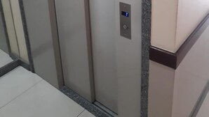 An elevator with a digital display and a control panel. - Prime Hotel (Feira de Santana)