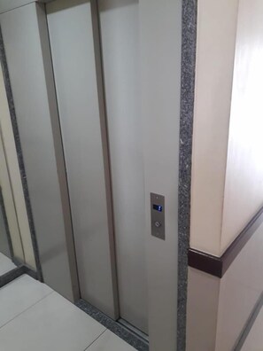 Douche, articles de toilette gratuits, serviettes fournies