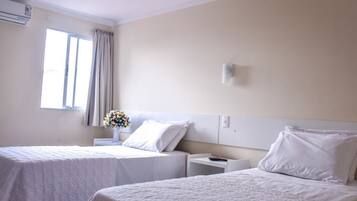 Minibaari, työpöytä, pimennysverhot, ilmainen Wi-Fi