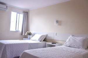 Minibar, escritorio, cortinas opacas y wifi gratis