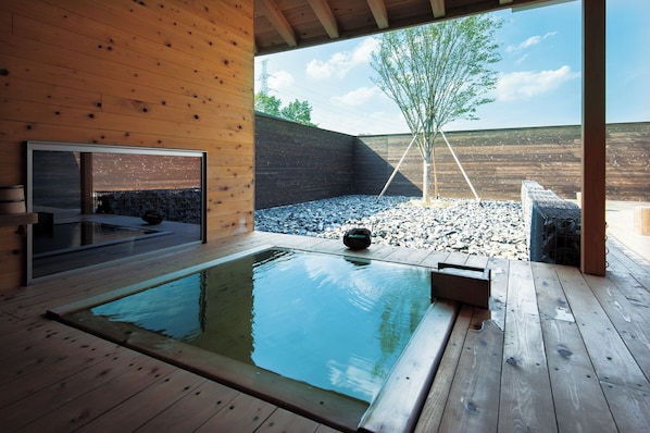 Cottage Deluks (with Outdoor Bath HINOKI) | Kamar mandi | Perlengkapan mandi gratis, pengering rambut, sandal, dan kloset