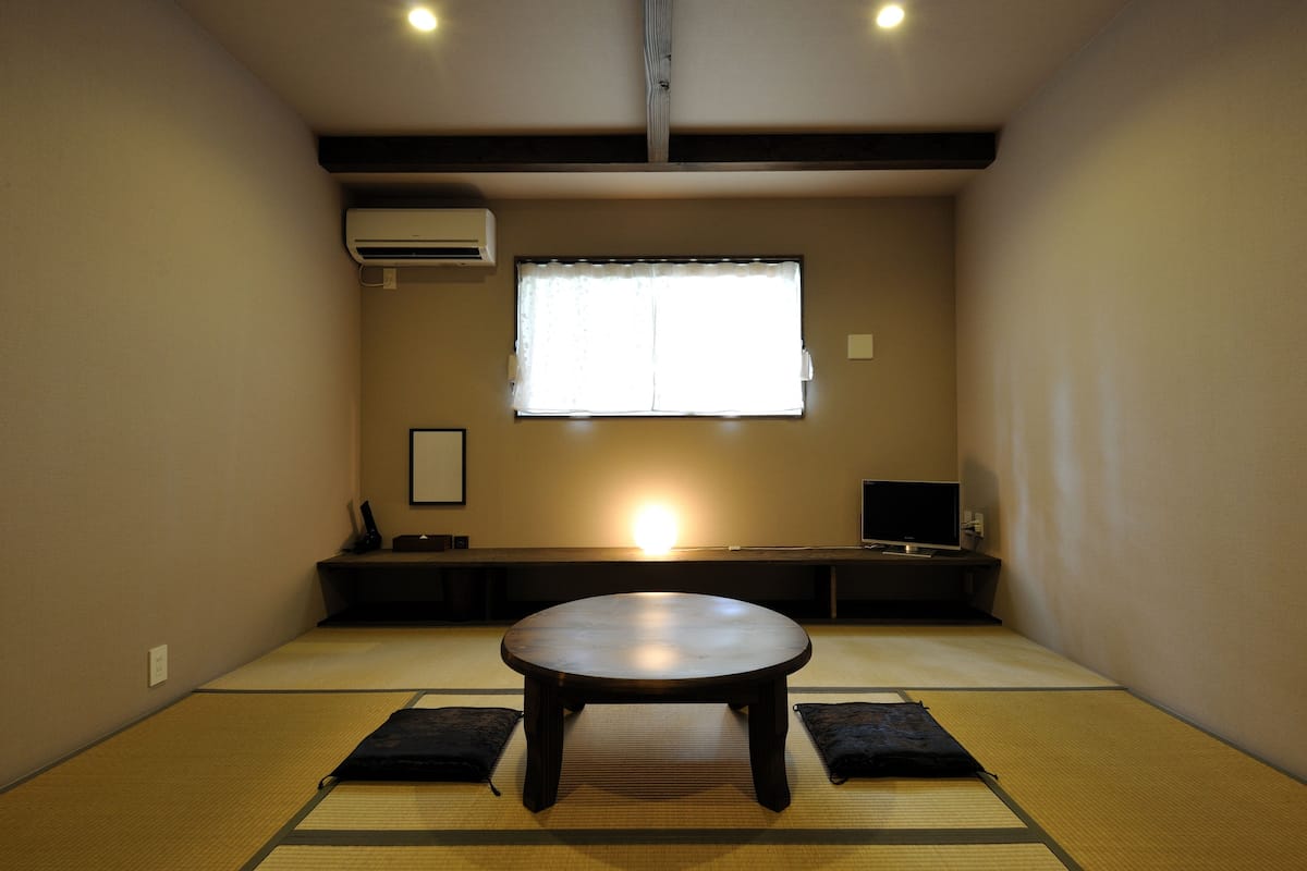Traditionele kamer (Japanese Style) | Woonruimte | Een flatscreentelevisie