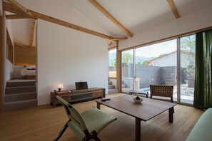 Småhus – deluxe (with Outdoor Bath KURI) | Safe på rommet, skrivebord og wi-fi (inkludert)