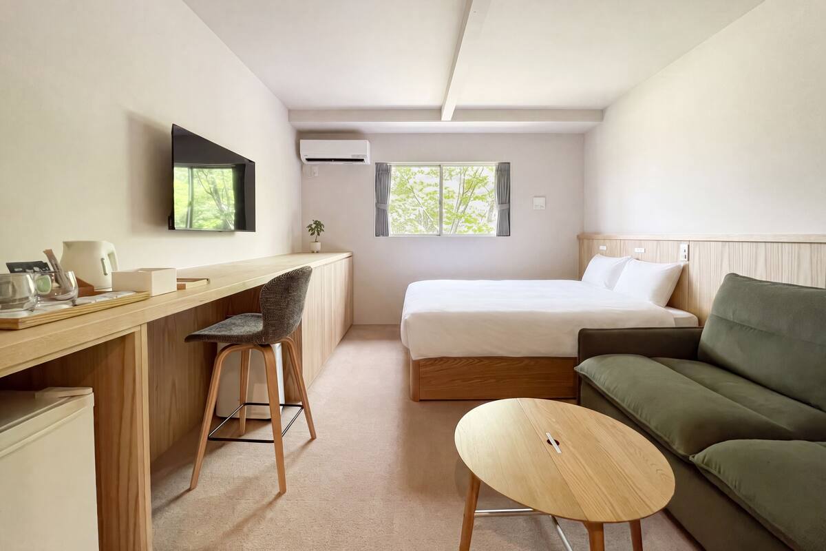 Lodging Building | Living area | Flat-screen TV