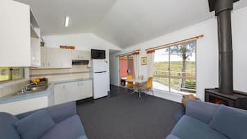 Traditionell stuga - 1 sovrum - utsikt mot bergen (Double + Single + Tri-Bunk) | Interiör