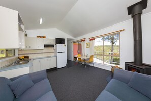 Chaumière traditionnelle, 1 chambre, vue sur la montagne (Double + Single + Tri-Bunk) | Intérieur