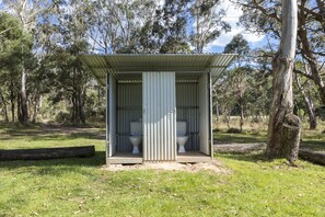 Shower, towels - Little Styx Cabins (Ebor)