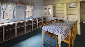 Possum Cabin | In-room dining