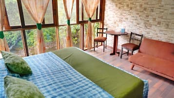 Chambre Standard, 1 trĂšs grand lit | Coffres-forts dans les chambres, bureau, draps fournis