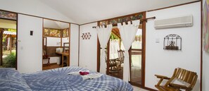 Coffres-forts dans les chambres, bureau, draps fournis