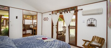 Caja de seguridad en la habitación, escritorio y ropa de cama