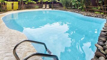 2 buitenzwembaden, parasols bij het zwembad en ligstoelen