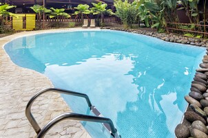 2 piscinas al aire libre, sombrillas, sillones reclinables de piscina