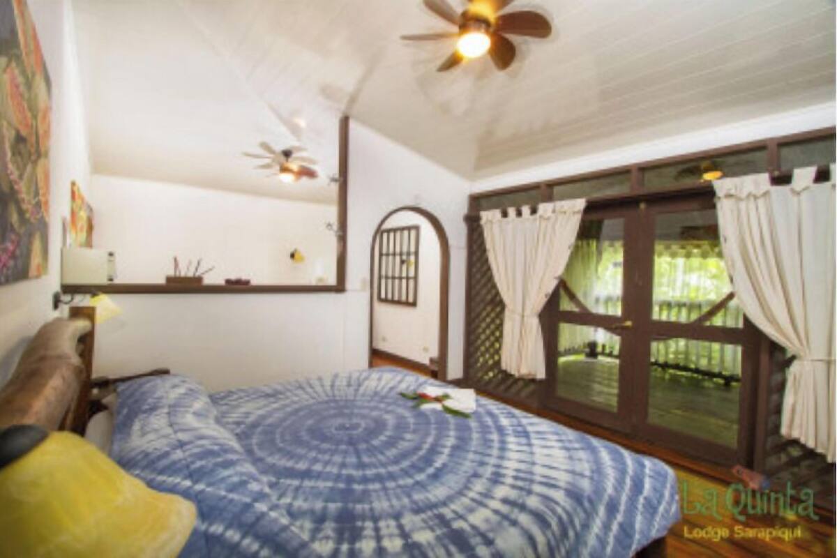 Deluxe Room | In-room safe, desk, bed sheets